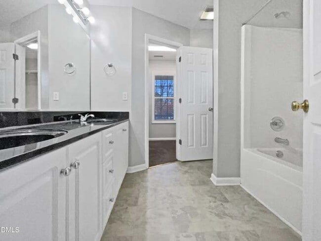 Building Photo - 2734 Sunnybrook Dr