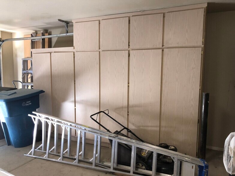 Garage - 461 E Pinto Dr