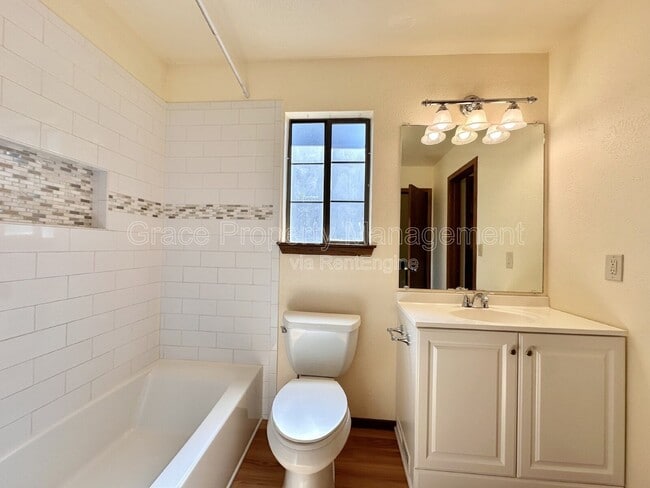 Building Photo - 715 Julian Cir