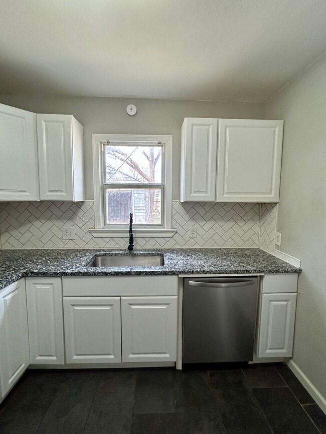 Building Photo - Great 3 bed 2 bath 1 car garage now available