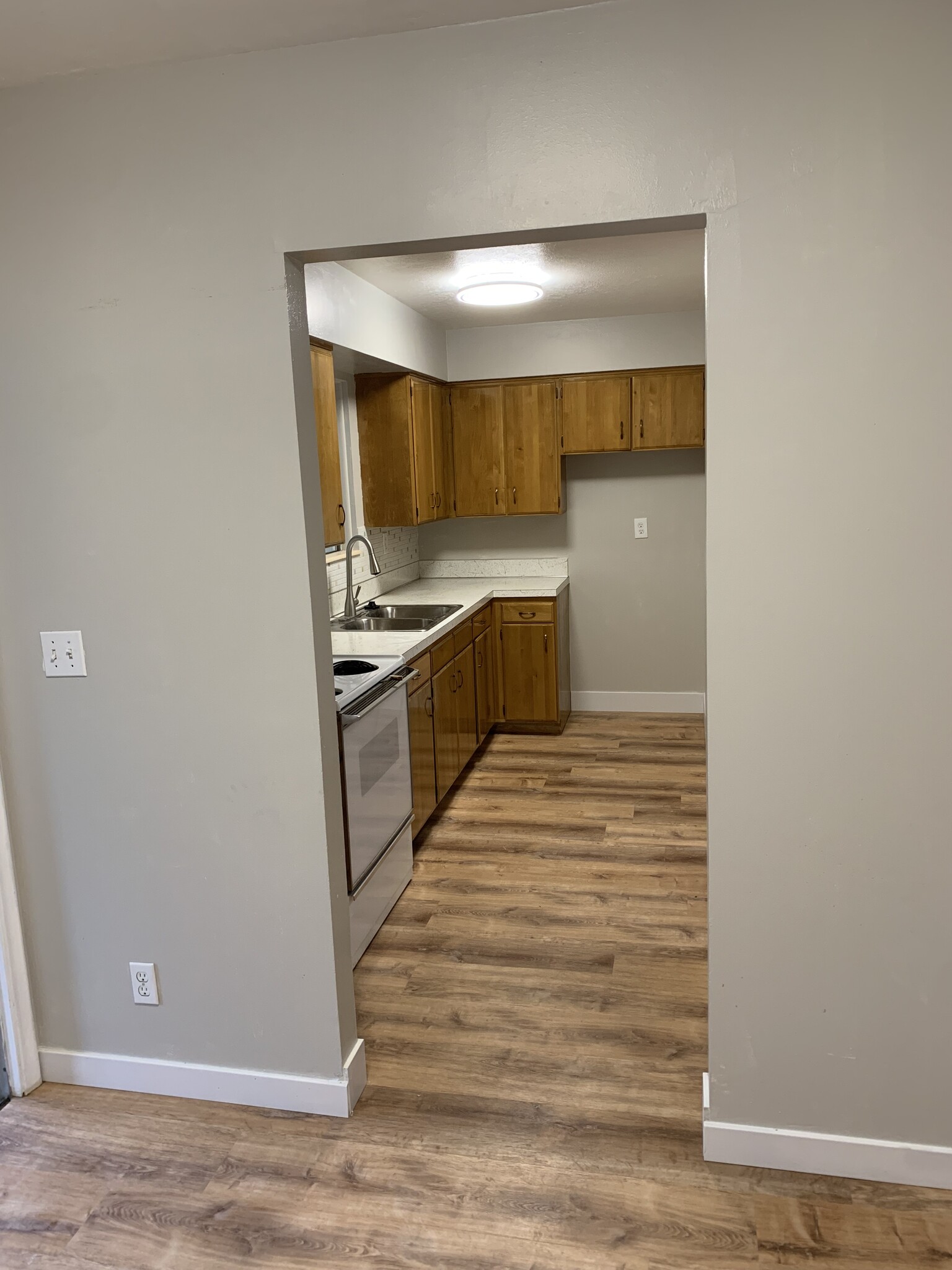 Building Photo - 896 Raymond Dr