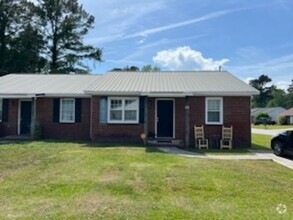 Building Photo - 2 Bed / 1 Bath Duplex – Close to Base!