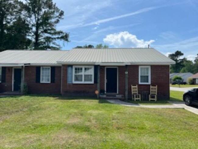 Primary Photo - 2 Bed / 1 Bath Duplex – Close to Base!