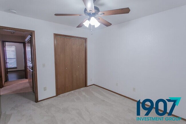 Building Photo - Three-Bedroom Home in Moore Schools