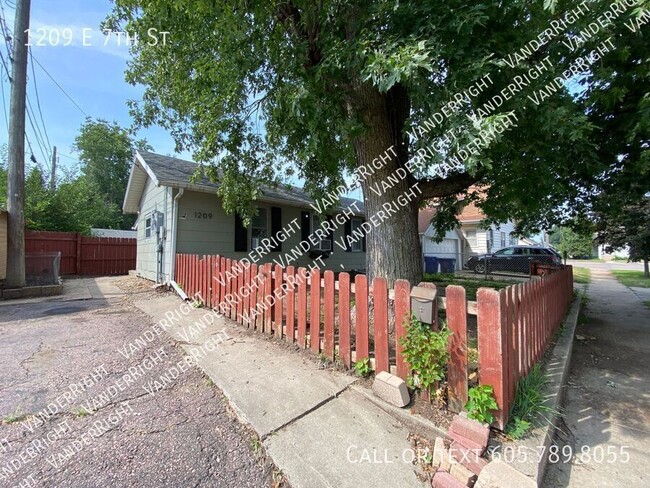Building Photo - 1209 E 7th St