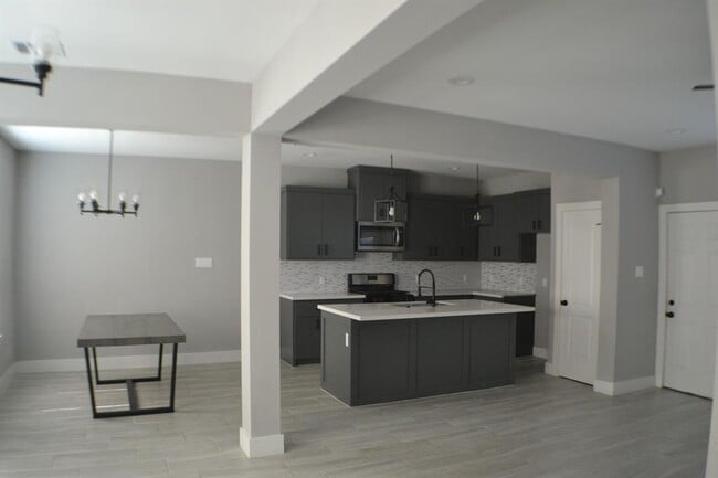 Building Photo - 9837 Fabiola Dr