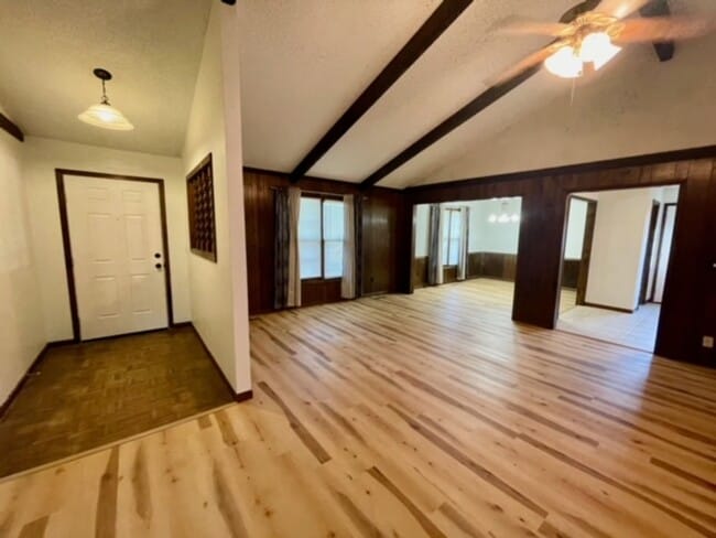 Building Photo - 3839 N Stewart Ave