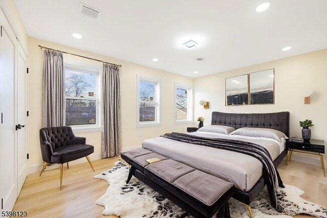 Building Photo - 169 New St