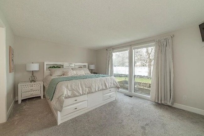 Building Photo - Beautiful Custom Home