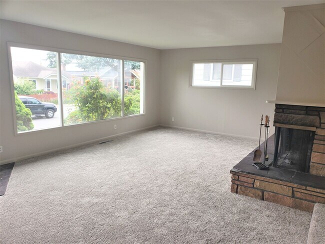 Building Photo - Charming Four Bedroom Home Located Near Cornwall Park.