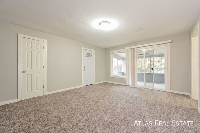 Building Photo - 1092 Worchester St