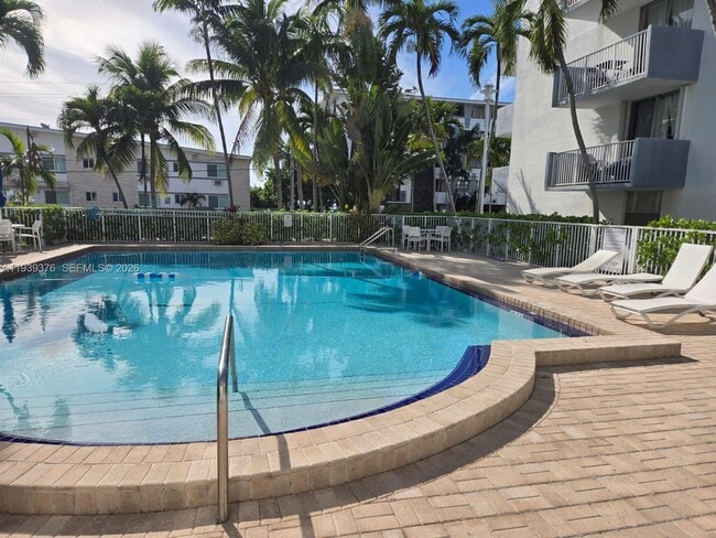 Building Photo - 1801 S Treasure Dr