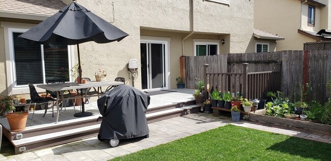 Building Photo - Excellent 3 Bed/2.5 Bath Mountain Shadows Town-home / Water Included, Co-Signor OK, Pets Considered