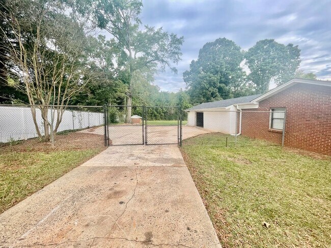 Building Photo - 8224 Douglas Dr