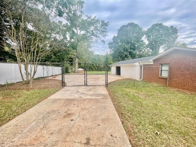 Building Photo - This Beautiful 4 bed 2.5 bath brick ranch ...