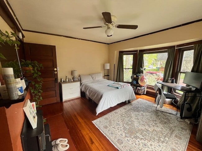 Building Photo - Historic 4-Bedroom Home - Close to UIUC Campus