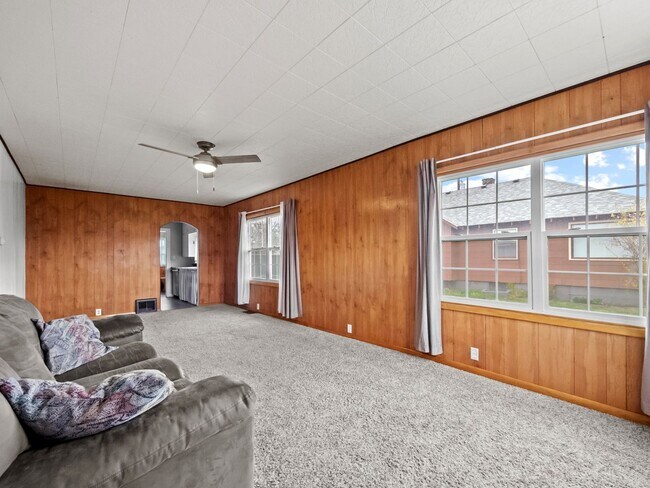 Building Photo - Peaceful northside home