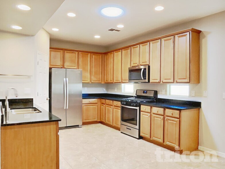 Building Photo - 2403 W Kristina Ave