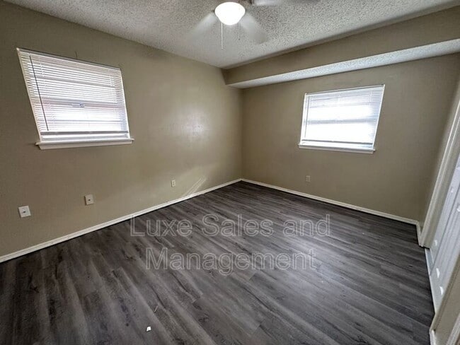 Building Photo - 621 Lotus Ave