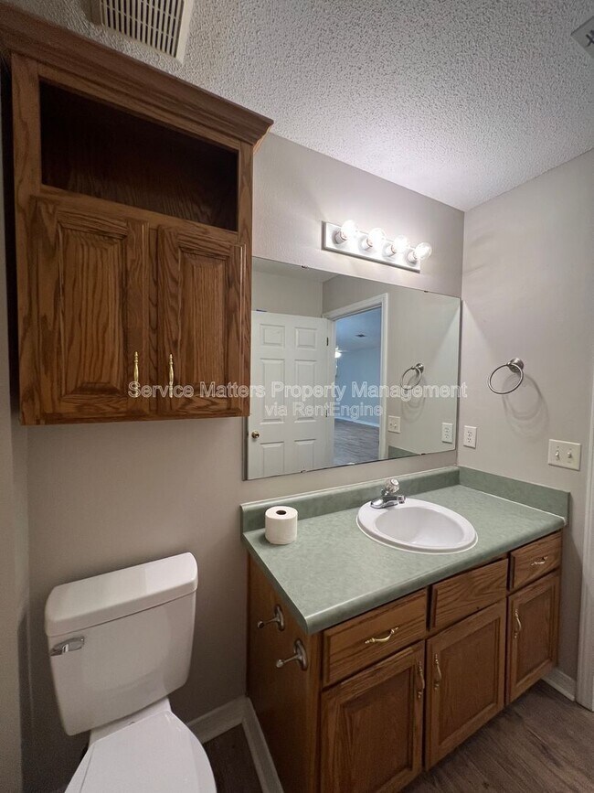 Building Photo - 5959 Sleepy Hollow Ct