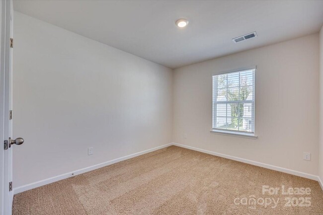 Building Photo - 587 King Clover Ln