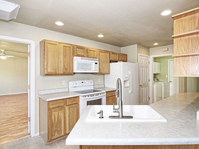 Building Photo - Beautiful 3 bedroom Fruita Home