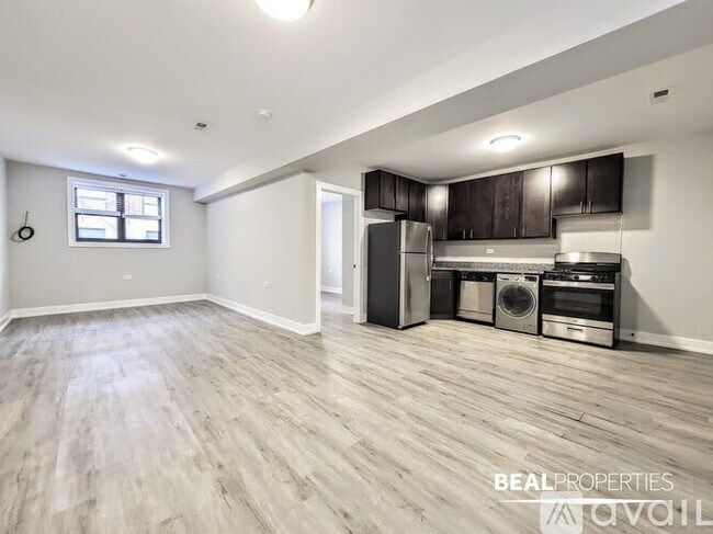 Building Photo - 822 W Waveland Ave