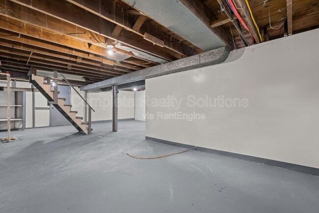 Building Photo - 375 Adrian Dr