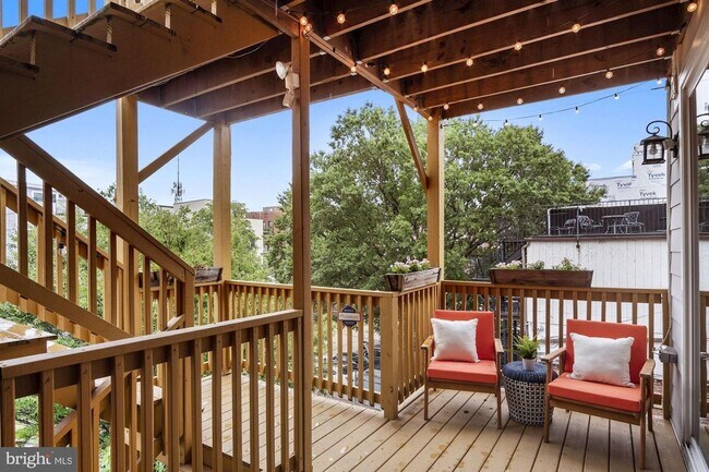 Building Photo - Stunning 2BR 2BA condo with deck in heart ...