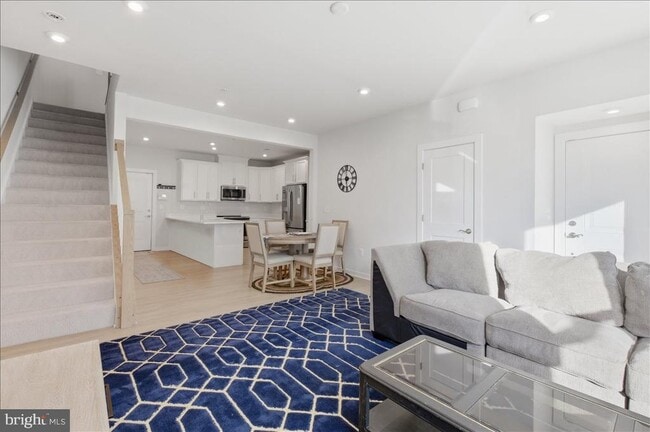 Building Photo - 13538 Sayward Blvd