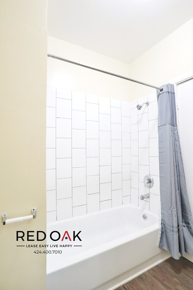 Building Photo - Completely Remodeled Top Floor Studio With...