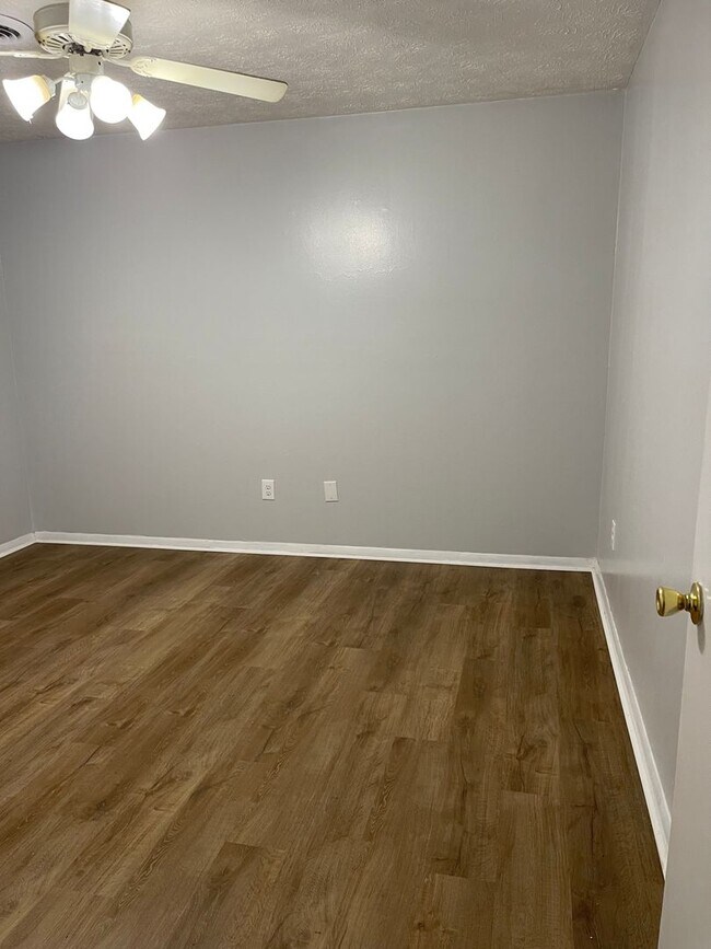 Building Photo - 2 bedroom/1 bath Westside Duplex!