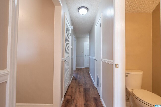 Building Photo - 1402 Applegate Dr