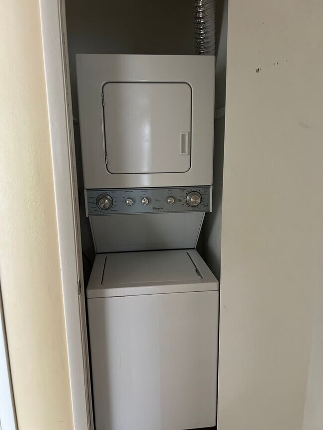 Building Photo - 1/1 Condo in Summit Village Casselberry