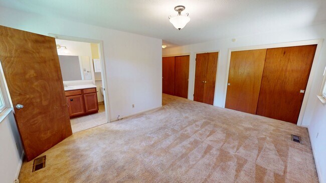 Building Photo - Charming 3 Bedroom Brick Ranch with Refurbished Original Woodwork
