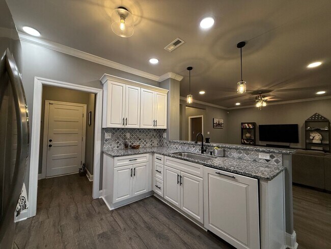 Building Photo - 2604 Etna Dr