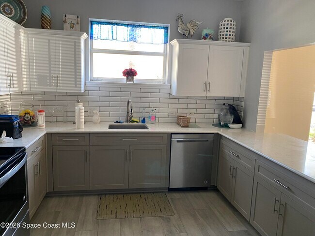 Building Photo - 8951 Lake Dr