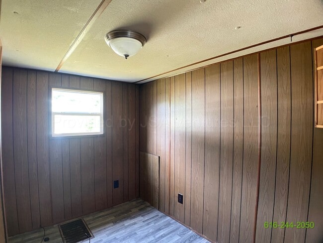 Building Photo - Darling 2 Bedroom Mobile Home Available!!