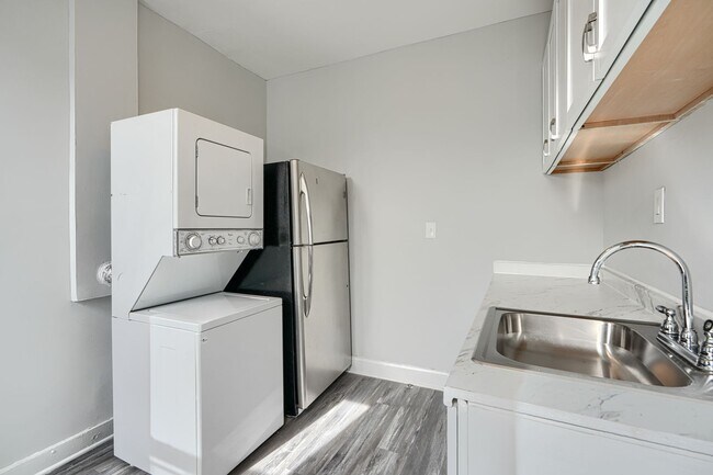 Building Photo - 400 N Hilton St