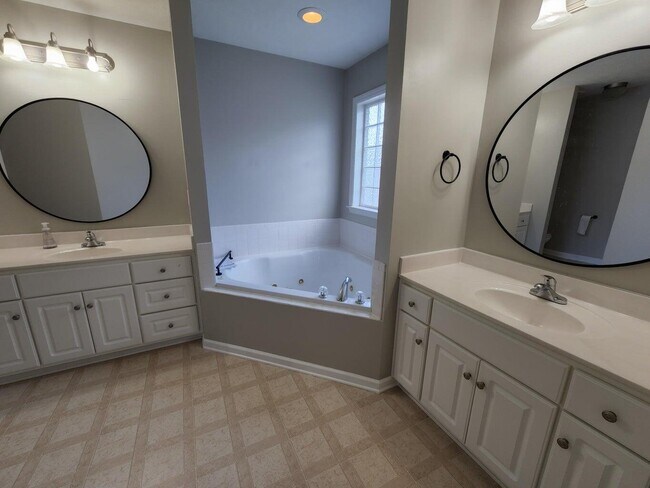 Building Photo - 572 Lory Ln