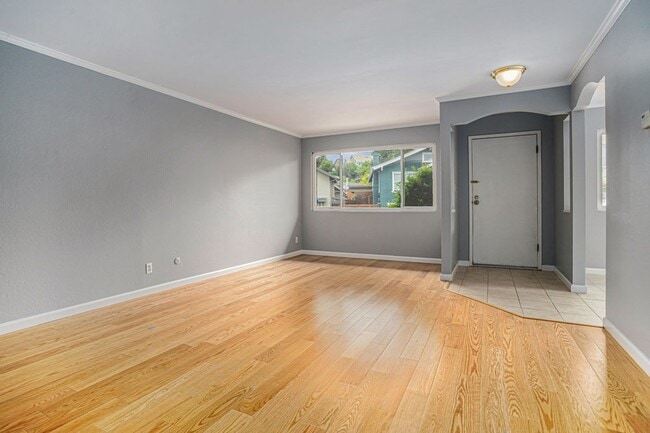 Building Photo - 370 Santa Clara Ave