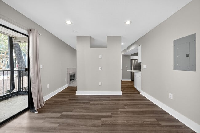 Building Photo - 935 La Posada Dr
