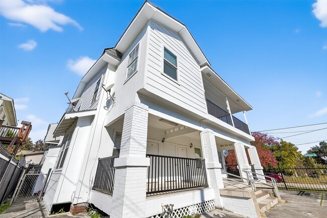 Building Photo - 2202 Hutchins St