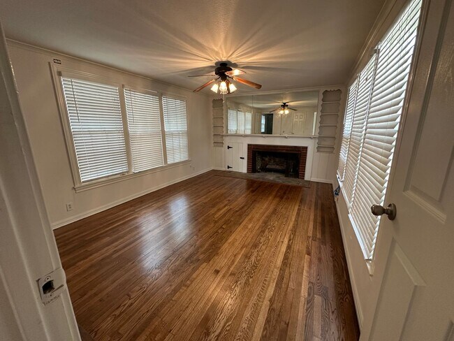 Building Photo - Bluebonnet Circle Charmer