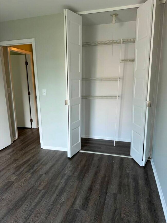 Building Photo - 302 Creekside Dr