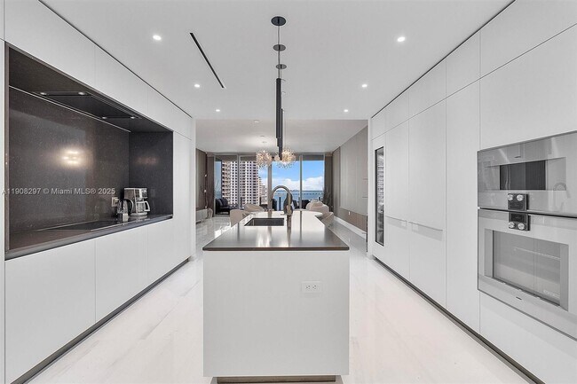 Building Photo - 300 Biscayne Blvd Way