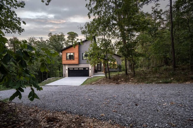 Building Photo - 4 Fleetwood Cir