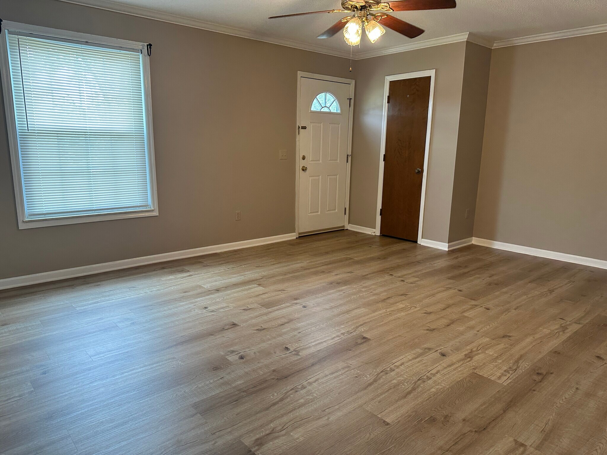 Living Rm - 103 Skyview Dr