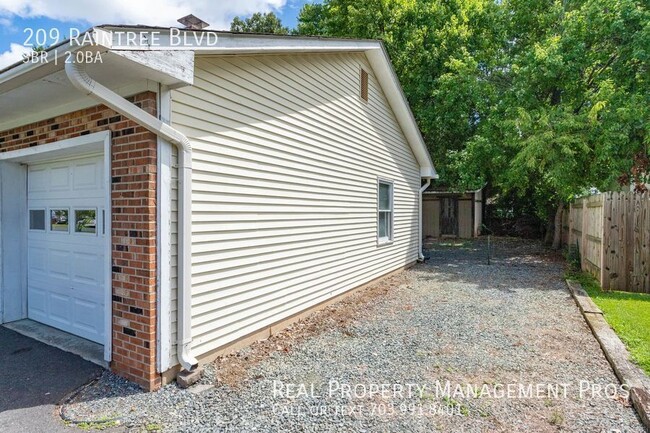 Building Photo - 209 Raintree Blvd