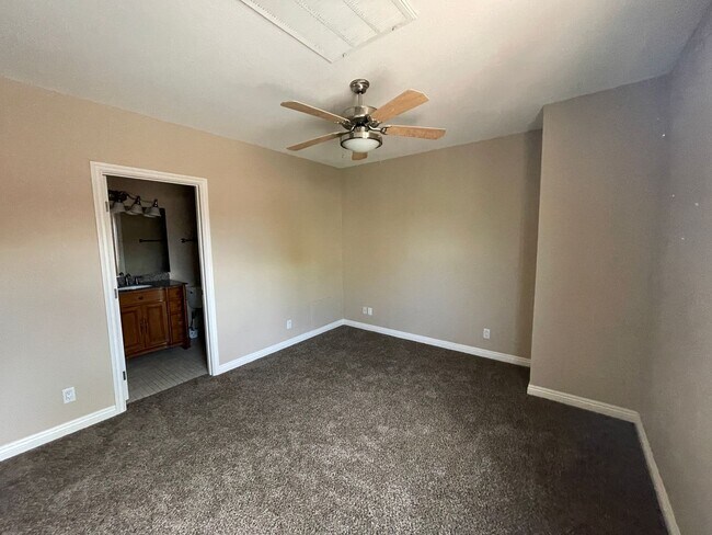 Building Photo - 240 Shadybrook Ln
